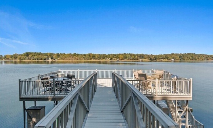 Northport House | Lake Tuscaloosa home on two acres. 12 miles to University of Alabama.