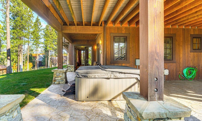 Eureka Cabin | Lake Views & Resort Perks: Spacious Eureka Cabin!