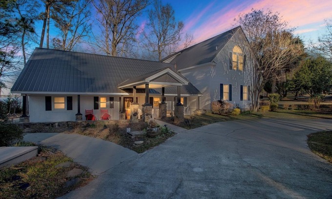 Gilbert House | Lakefront 5BR Home w/Jacuzzi and Outdoor Grill