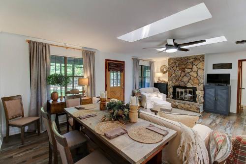 Shreveport House | Lakefront Cabin With Fireplace, Firepit & Kayaks