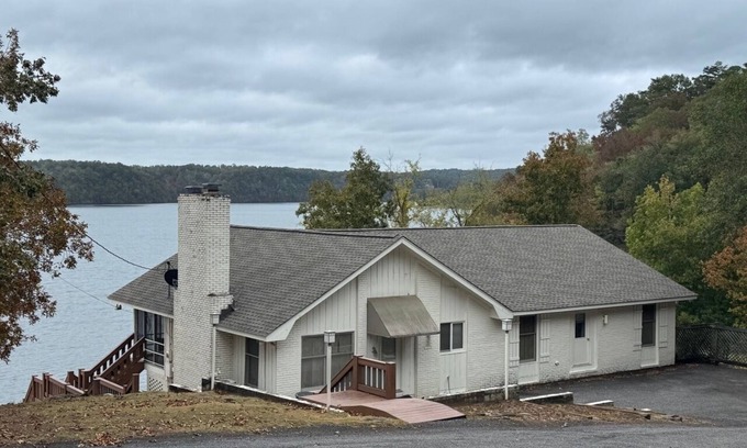 Tuscaloosa House | Lakefront home in Tuscaloosa, 20 minutes from The University of Alabama