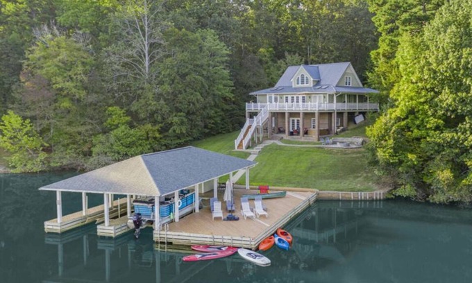 Leasburg House | Lakefront, Kayaks, SUPs, Hot Tub & Boat Options