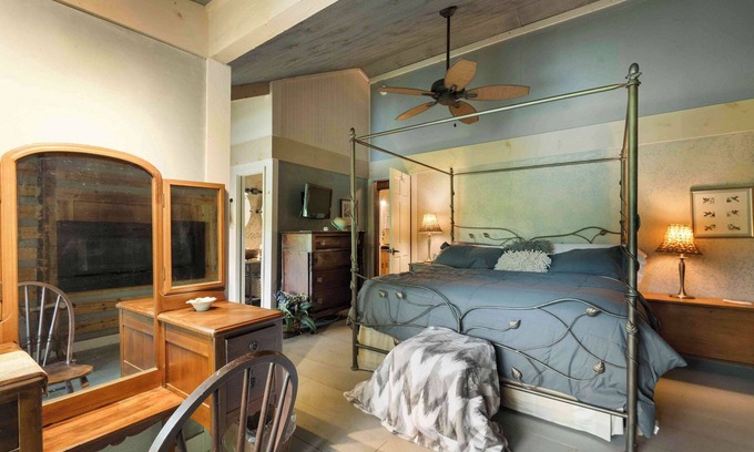 Cullowhee House | Lakefront Laughing Pines
