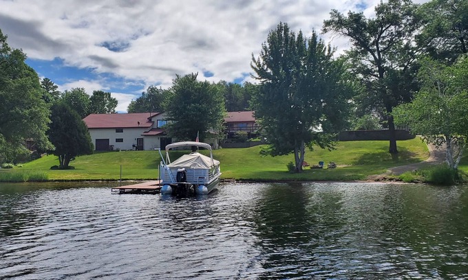 Siren Cabin | Lakefront living vacation style!
