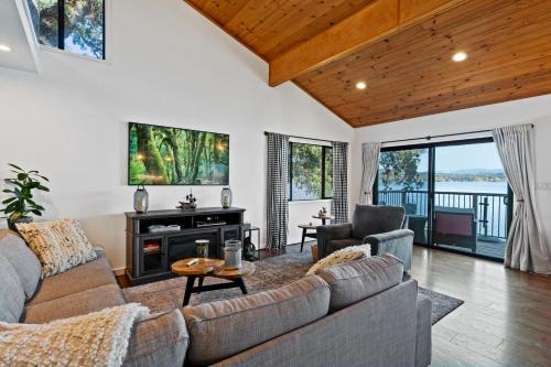 Clear Lake House | Lakefront, Private dock, ensuite-unit, King bed, Free EV charger, Boat Friendly
