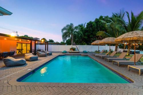 North Miami Beach House | Lakefront Villa Tropical Backy