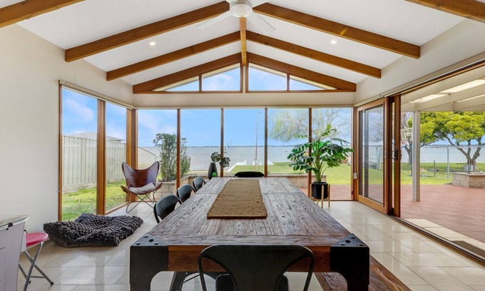 Mulwala House | Lakehouse 61 - One of Mulwala's finest houses with its own private boat ramp and boat mooring.