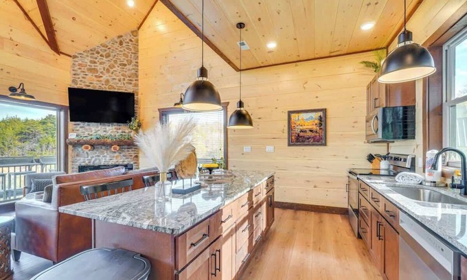 Sevierville Cabin | Lakeside Bear Lodge S