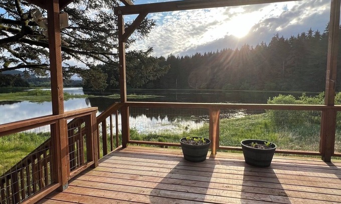 Chiniak Cottage | Lakeside Cottage: Serene Retreat at Friends by the Ocean