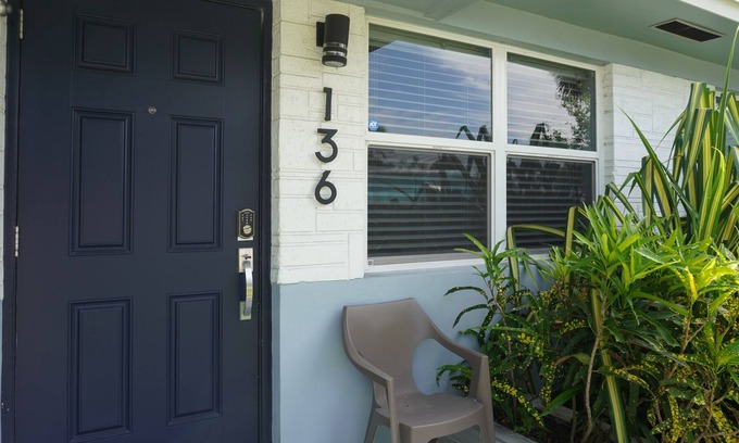 Lake Worth Corridor Apartment | Lakeside Getaway
