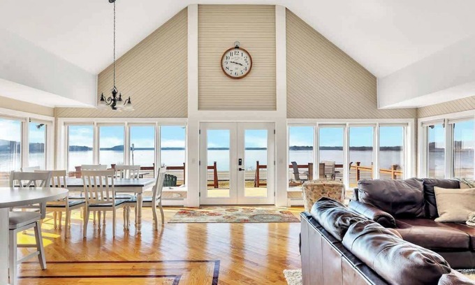 Saratoga Springs House | Lakeside Retreat on Saratoga Lake