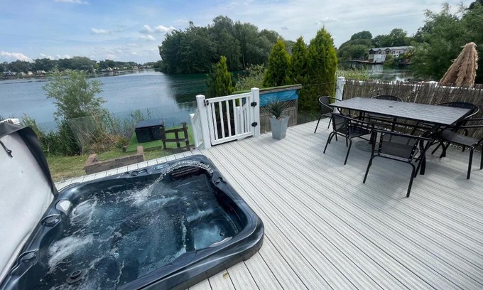 Tattershall House | Lakeside Retreat 1 with hot tub, private fishing peg situated at Tattershall Lakes Country Park