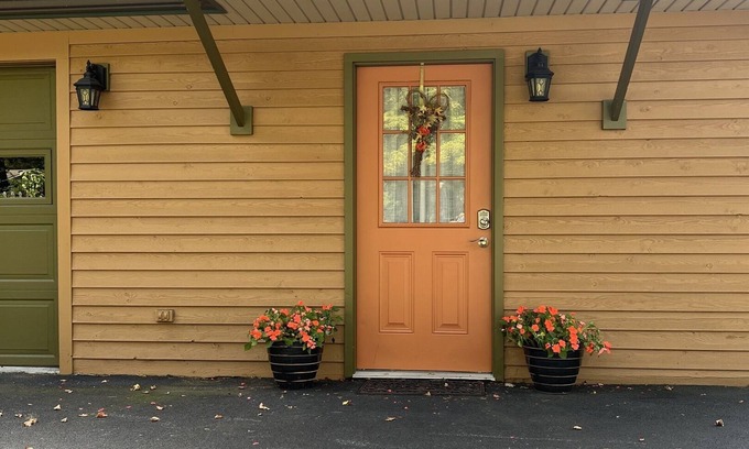 Maryland House | Lakeside Suite - private guest house suite on Goodyear Lake