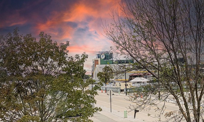 Green Bay Apartment | Lambeau Field and the entertainment district all less than a mile walk!