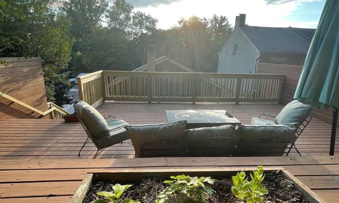 Lambertville Apartment | Lambertville-in town-Elevated Deck-Stroll by Delaware River just blocks away