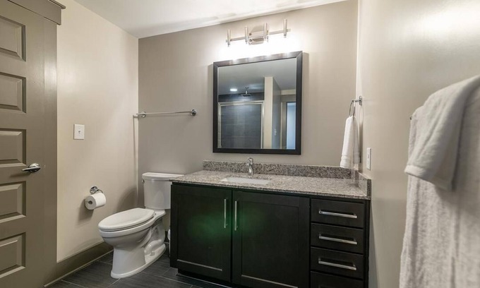 Vickery Meadow Apartment | Landing at Galleries at Park Lane - 2 Bedrooms in Vickery Meadow