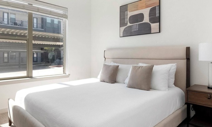Dallas Apartment | Landing | Beautiful 1BD, Clubhouse, Pool