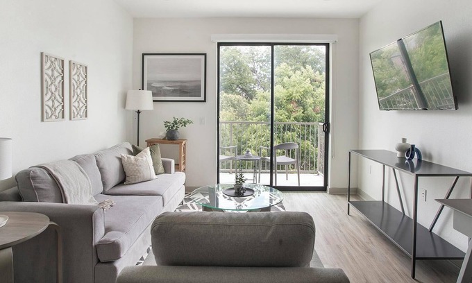 Brentwood Apartment | Landing | Beautiful 1BD, Pool, Gym
