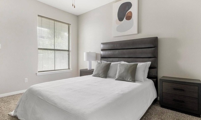 Briarforest Apartment | Landing | Stunning 1BD, Pool, Gym