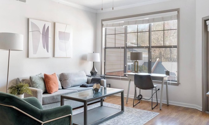 Lindridge-Martin Manor Apartment | Landing | Stylish 2BD, Gym, Pool
