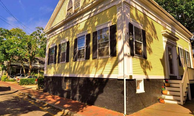 Nantucket Town House | Languedoc Inn & 3 Hussey St Guest House