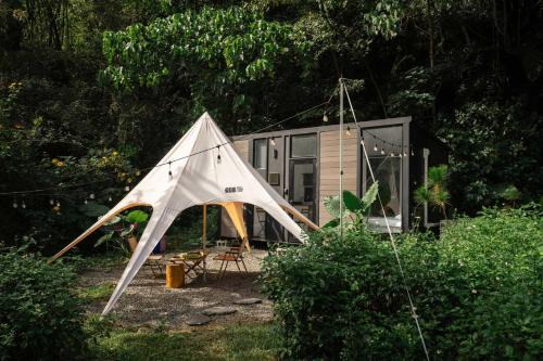 Xinyi House | Lanka 2 by Tiny Away