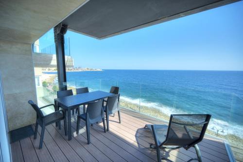 Il-Balluta Apartment | Large 3 bedroom with seafront balcony DDIF1-5