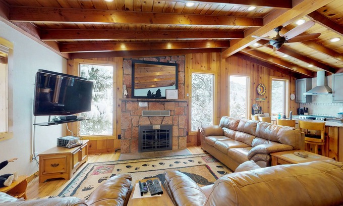 Green Mountain Falls Cabin | Large cabin with jetted tub, close to the gazebo, town plaza & hiking trails