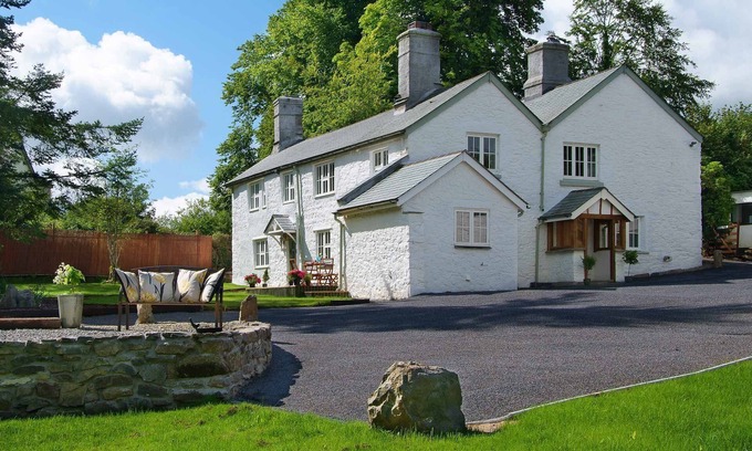 Mary Tavy House | Large country house with hot tub sleeping up to 12 in six bedrooms, perfect for special occasions