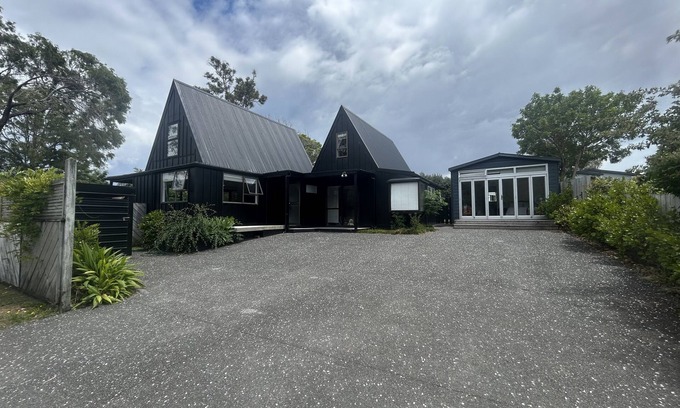 Pauanui House | Large Family Bach with Games room and Wifi. Pet friendly!