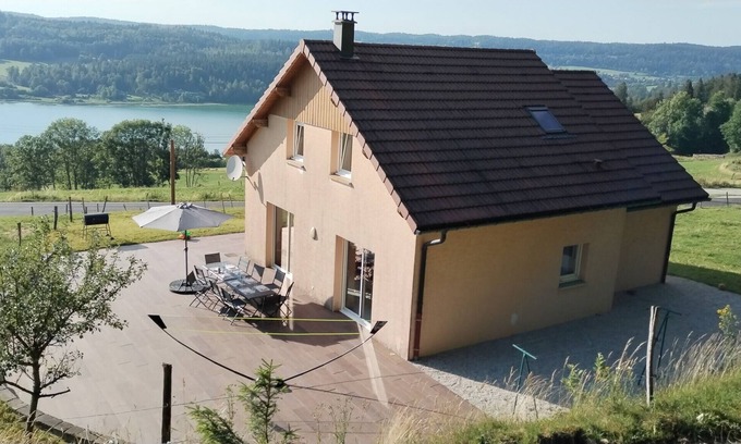 Montperreux House | Large family home with lake view