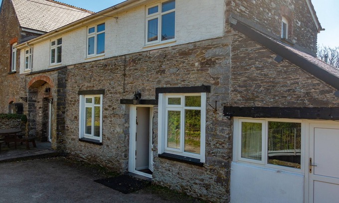 Torpoint House | Large holiday home on Rame Peninsula AONB. 5 beds 4 bathrooms. On site parking.