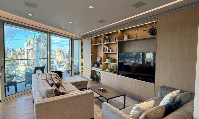 Riverside Apartment | Large Luxury Penthouse with River Views of Tower Bridge and City Sleeps 8