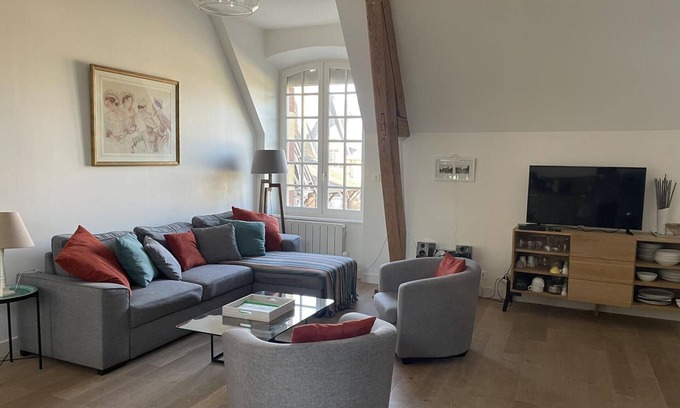 Trevol Cottage | Large renovated 4-bedroom gite near Moulins with garden