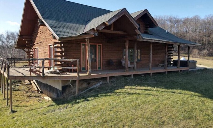 Crawford County Cabin | Larsen Rustic Secluded Log Cabin W/Outdoor Hot Tub