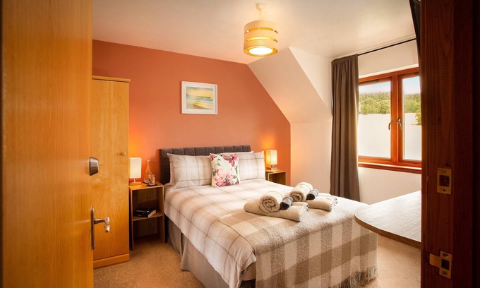 Alness House | Last-Minute | Double Room, Field Views + Parking