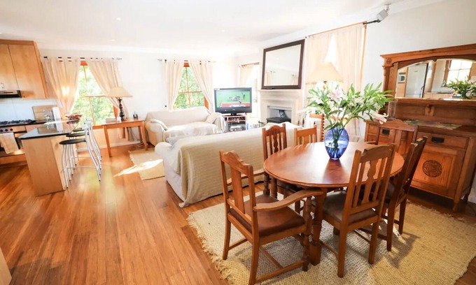 Constantia Cottage | Lavender Cottage Upstairs 2 Bedrooms,2 Bathrooms with Magnificent mountain views