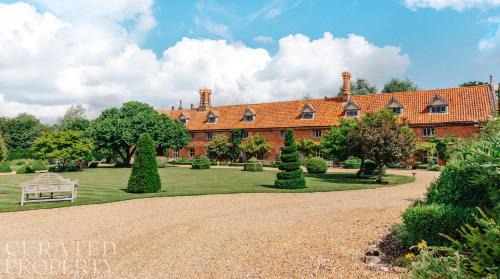 Hales House | Lavish Tudor Estate & Gardens - Sleeps 20