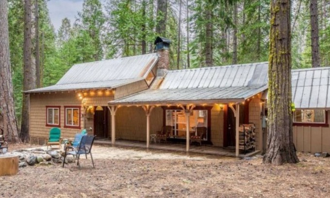 Camp Connell Cabin | LAZY BEAR CABIN! Sleeps 10-12, wheelchair accessible, great Highway 4 location.