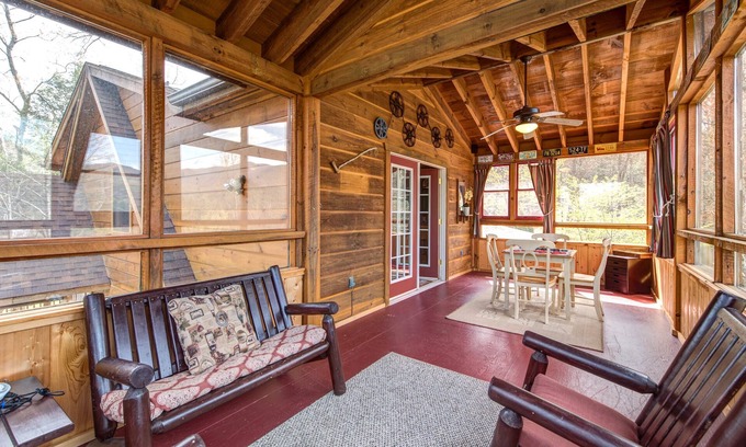 Gatlinburg - Pigeon Forge Cabin | Lazy Cub Lodge