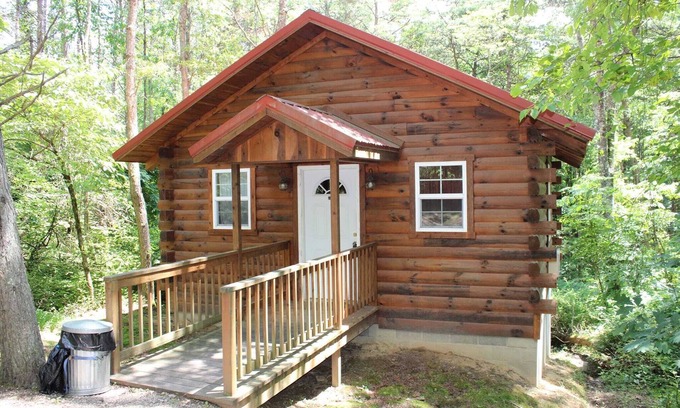 Logan Cabin | Lazy Lane Cabins - Cardinal's Crest
