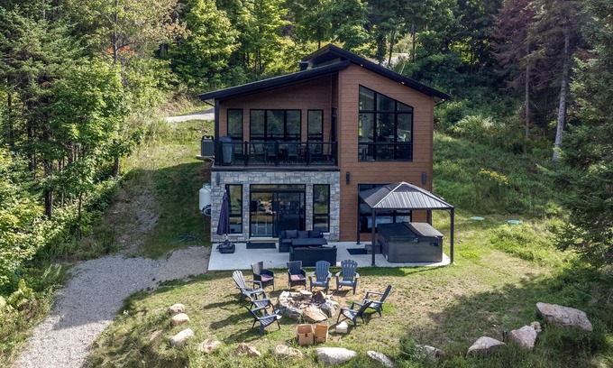 Sainte-Beatrix Ski Chalet | Le Distingué, waterfront