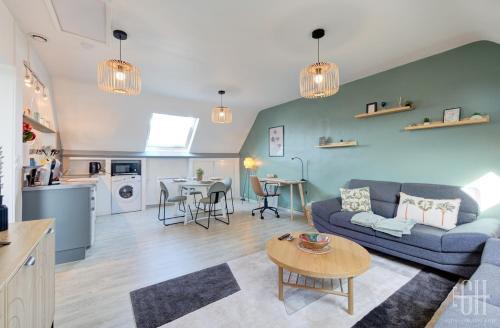 Saint-Pierre-des-Corps Apartment | Le Mirabeau - Gare à 100m - Wifi - Bureau - 2 V