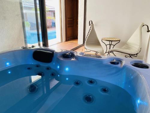 La Crau House | Le Patio Bleu