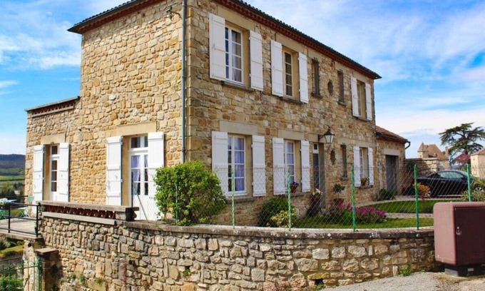 Puy-l'Eveque Bed & Breakfast | Le Presbytère - B&B With Stunning Views Bedroom 2