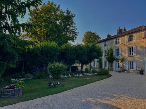 Chasseneuil-du-Poitou House | LE REPAIRE DU CLAIN gîte 4 étoiles pour 14 personnes avec piscine proche du Futuroscope