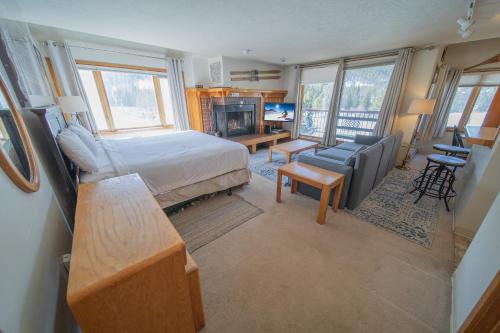 Lakeside Village House | Lenawee 1728 by SummitCove Lodging