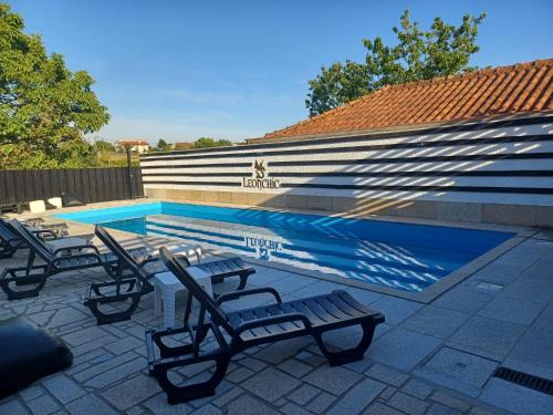 Barcelos Hotel | Leonchic - Guest House com Piscina de Água Salgada