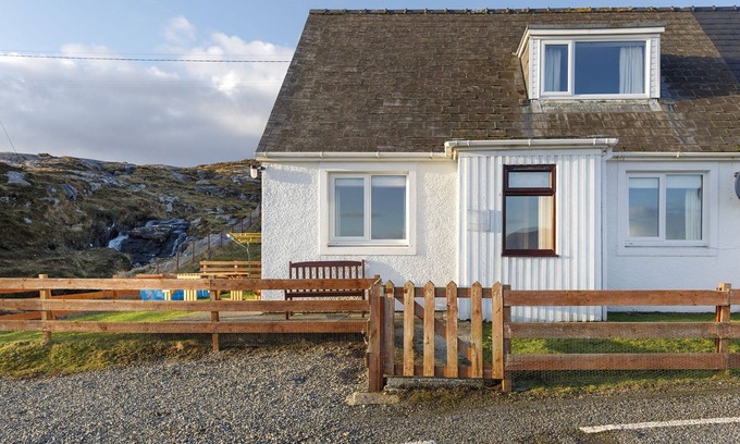 Harris Cottage | Leosavay Cottage- sits on the shoreline of a busy wildlife hub