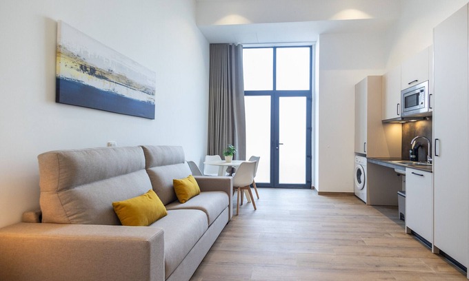 Montolivet Apartment | Les arts Turia 1 by Concept Flats